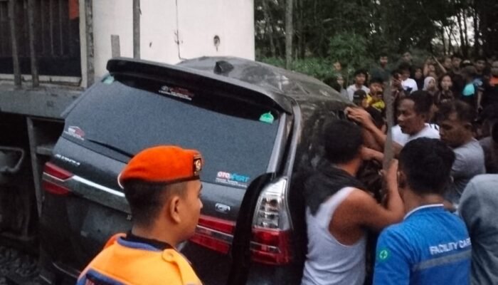 Kereta Api Sri Bilah Utama VS Toyota Avanza,9 Orang Tewas