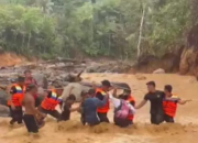 Polri Hadir Untuk Masyarakat,Brimob Polda Sumut Evakuasi 45 Warga Terisolir Banjir Di Tapteng