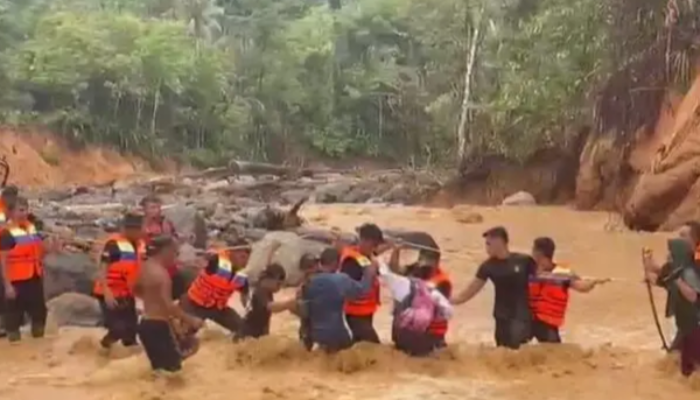 Polri Hadir Untuk Masyarakat,Brimob Polda Sumut Evakuasi 45 Warga Terisolir Banjir Di Tapteng